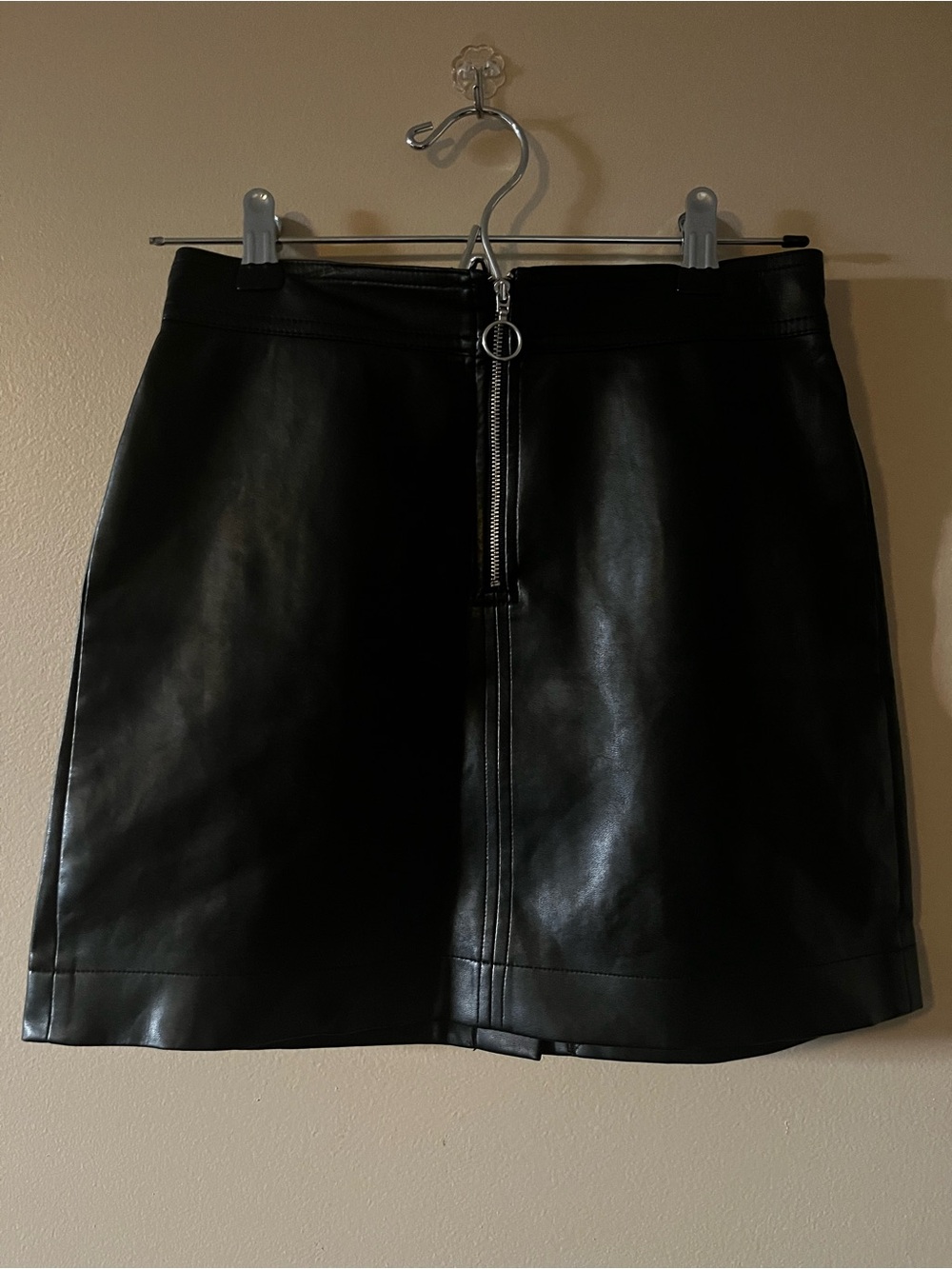 Aritzia Wilfred Free Black Faux Leather Mini Skirt | Front Zip